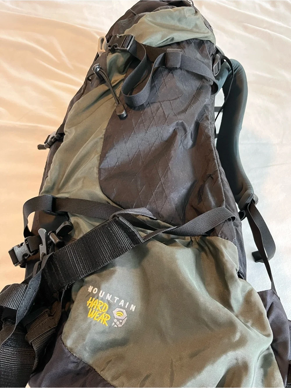 Mountain HardWear Trance Men’s Black Olive Hiking Backpack 32” Lgth 55 liter EUC